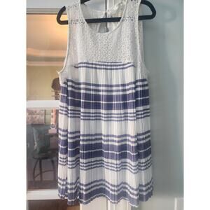 Umgee Lace and Pleated Sleeveless Blouse Size Medium